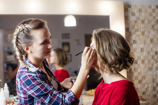 Maken van de make-up — Stockfoto