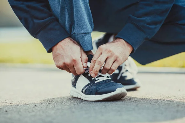 Optimalizace sportovní boty před tréninkem — Stock fotografie