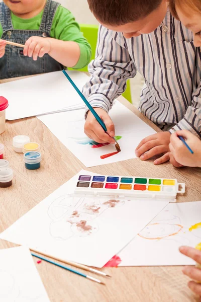 I bambini stanno dipingendo — Foto Stock