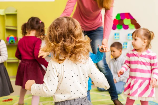 Gruppo di bambini che ballano — Foto Stock