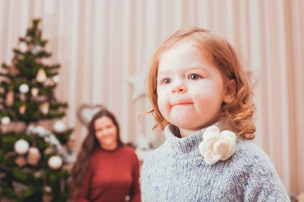 Mamma och dotter dekorera julgran — Stockfoto