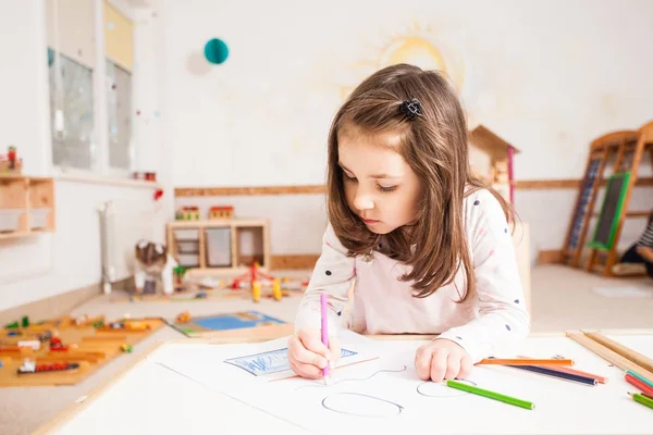 Cours de dessin à la maternelle — Photo