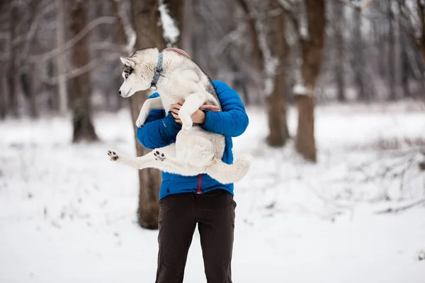 Hombre sosteniendo un cachorro — Foto de Stock