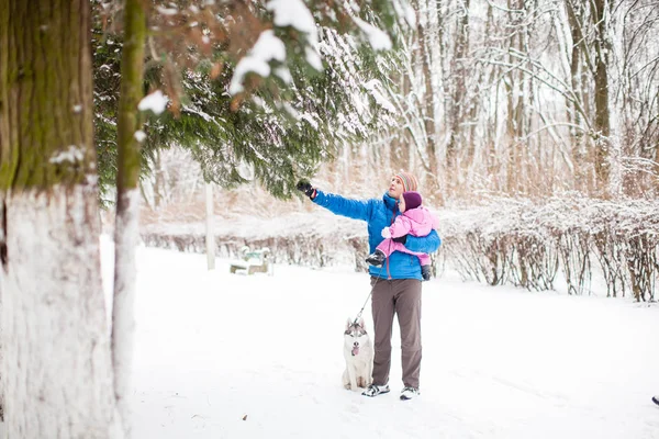 Vader en dochter buitenshuis op besneeuwde winterdag — Stockfoto