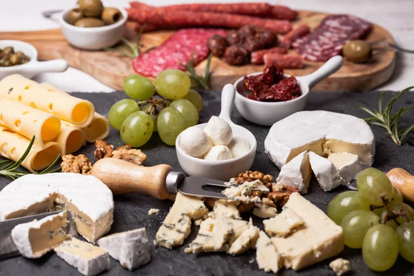 Assiette délicieuse au fromage — Photo