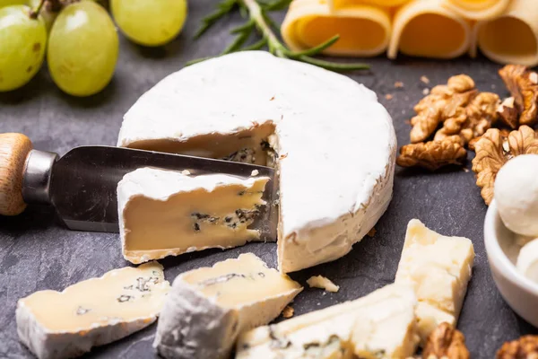 Сыр вкусная тарелка — стоковое фото