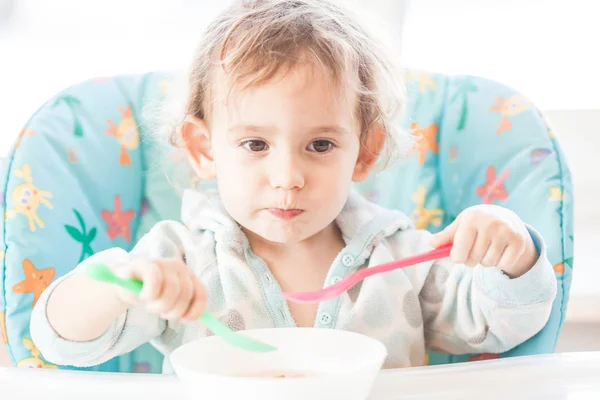 The girl is eating very fast — Stock Photo, Image