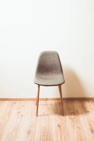 Krzesło w pustym pokoju — Zdjęcie stockowe