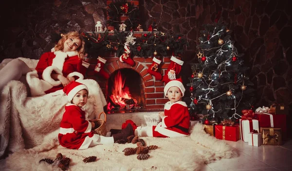 Caminetto decorato di Natale — Foto Stock