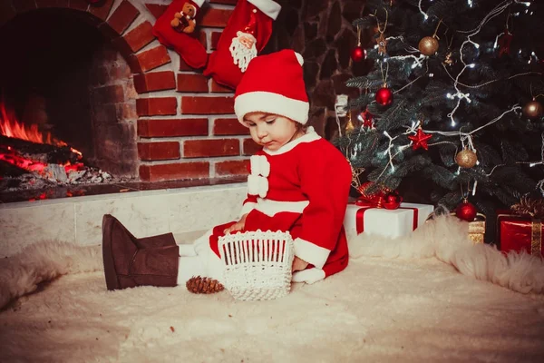 Navidad decorada chimenea —  Fotos de Stock