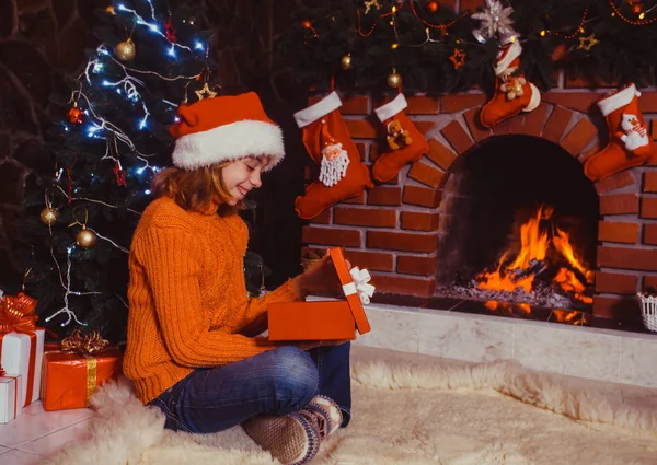 Adolescente chica con regalo —  Fotos de Stock