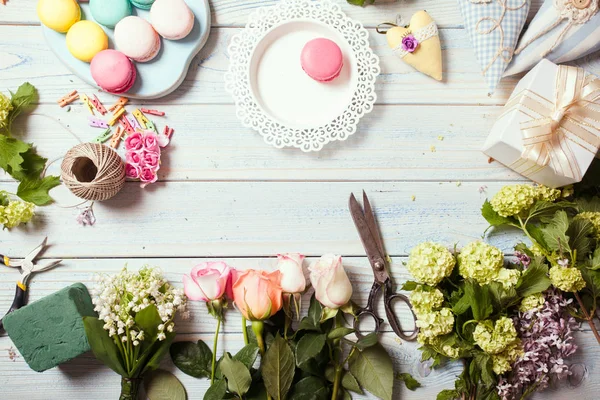 Κουτί με λουλούδια και macaroons — Φωτογραφία Αρχείου