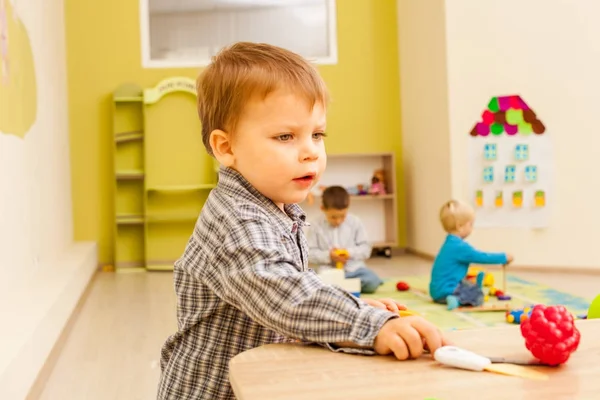 Niños jugando cocineros — Foto de Stock