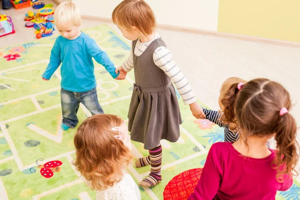 Groep van kleine kinderen dansen — Stockfoto