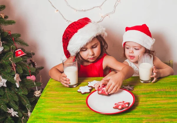 Zwei Mädchen in der Nähe des Weihnachtsbaums — Stockfoto