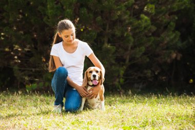 Kız bir köpekle oynar