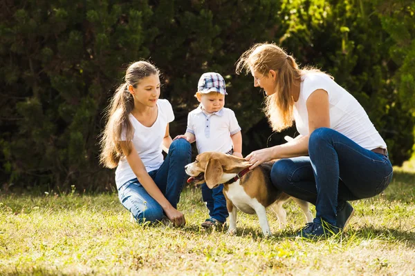 Çocuklar bir yürüyüş ile anne