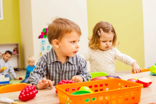 Enfants jouant cuisiniers — Photo