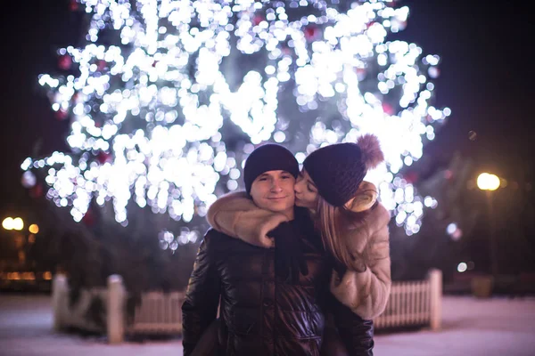 Paar en The Christmas tree — Stockfoto