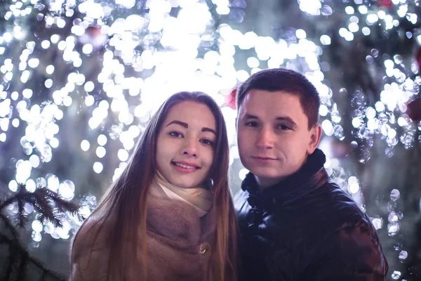 La pareja y el árbol de Navidad — Foto de Stock