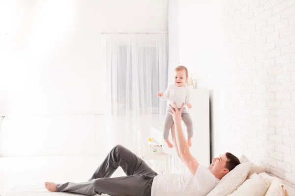 Papá jugando con su hija —  Fotos de Stock