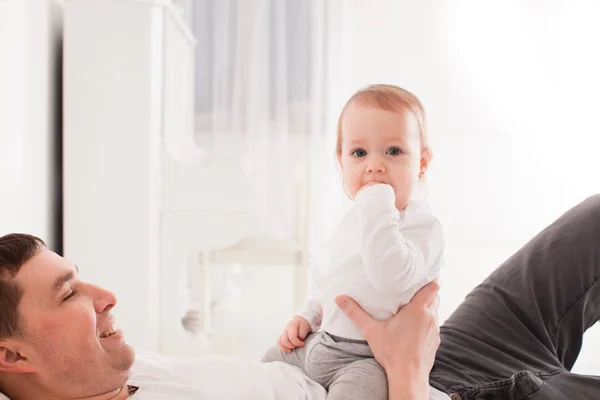 Papá jugando con su hija —  Fotos de Stock