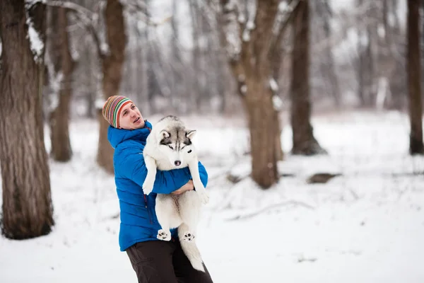 子犬を抱いている男 — ストック写真