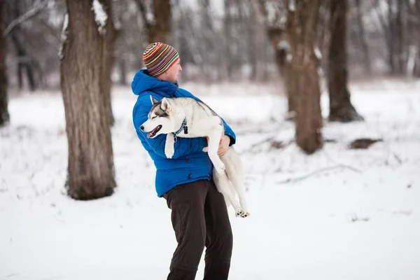 子犬を抱いている男 — ストック写真