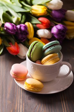 Renk macaroons bir fincan