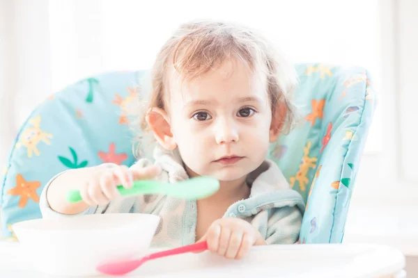 女の子は非常に高速を食べてください。 — ストック写真