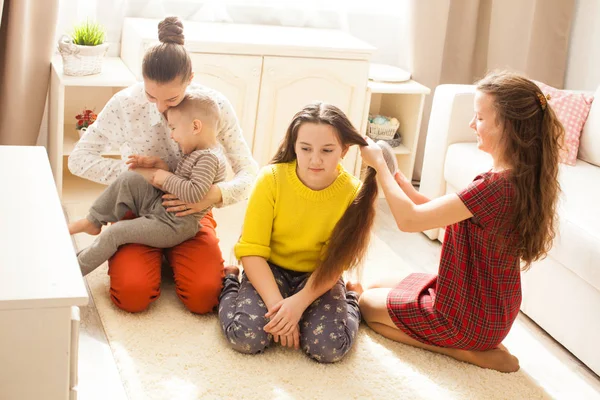 Girlfriends doing hairstyle — Stock Photo, Image