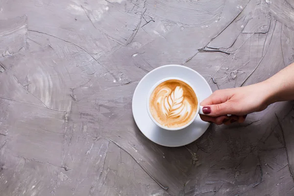 Xícara de cappuccino com creme de figura — Fotografia de Stock
