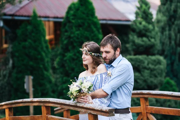 折衷的な素朴な結婚式のカップル — ストック写真