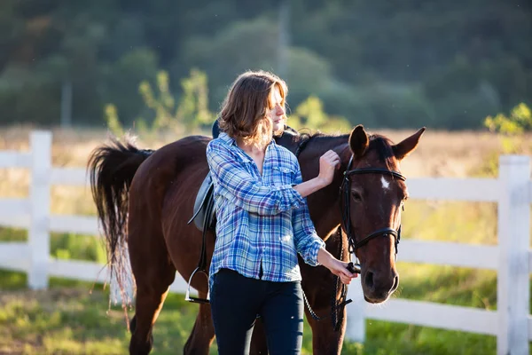 Hermosa chica con caballo —  Fotos de Stock