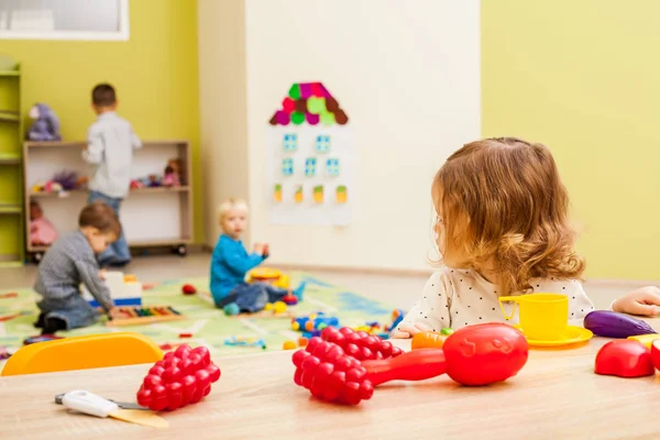 Chica juega con frutas — Foto de Stock