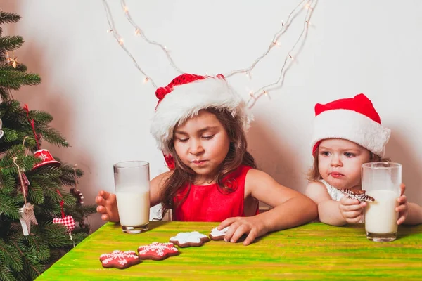 Två flickor nära julgran — Stockfoto