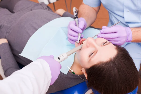 Лечение в зубной клинике — стоковое фото