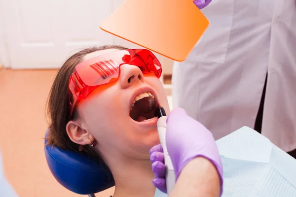 De tandheelkundige polymerisatie — Stockfoto
