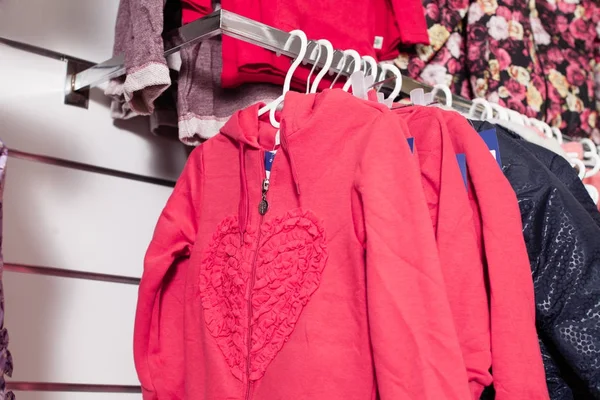 Loja de roupas na moda — Fotografia de Stock