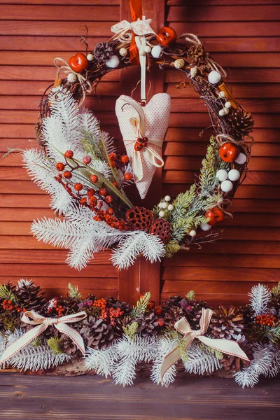 Červené a bílé vánoční věnec — Stock fotografie
