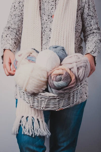 Frau mit Korb mit Wollknäueln — Stockfoto