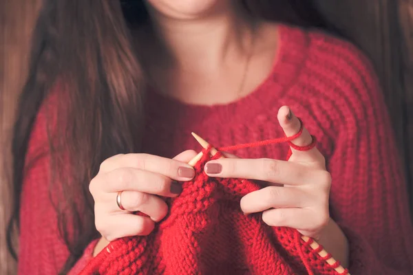 Женщина вяжет свитер — стоковое фото