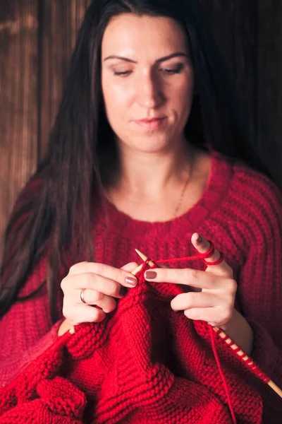Женщина вяжет свитер — стоковое фото