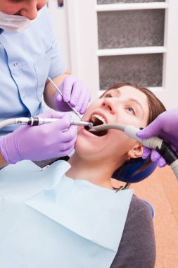 Bir diş kliniğinde tedavi