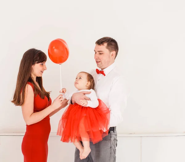 Ευτυχισμένη οικογένεια καρδιά μπαλόνι — Φωτογραφία Αρχείου