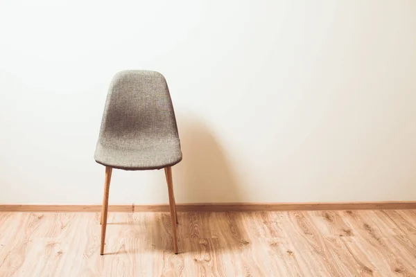 Židle v prázdné místnosti — Stock fotografie