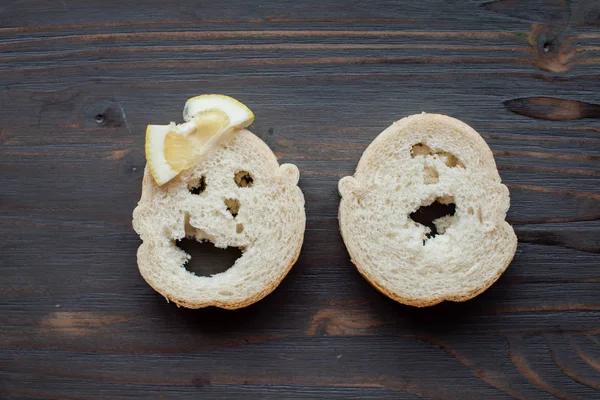 Лица из хлеба — стоковое фото