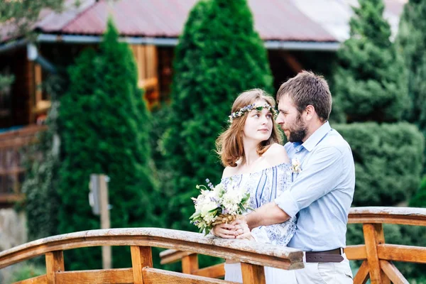 Eklektická rustikální svatební pár — Stock fotografie