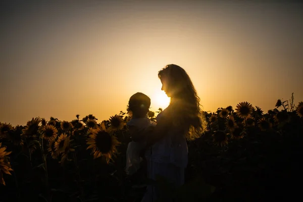 Anne ve kızı. — Stok fotoğraf