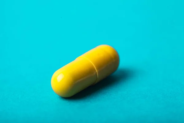 Žlutá medicína pilulka — Stock fotografie